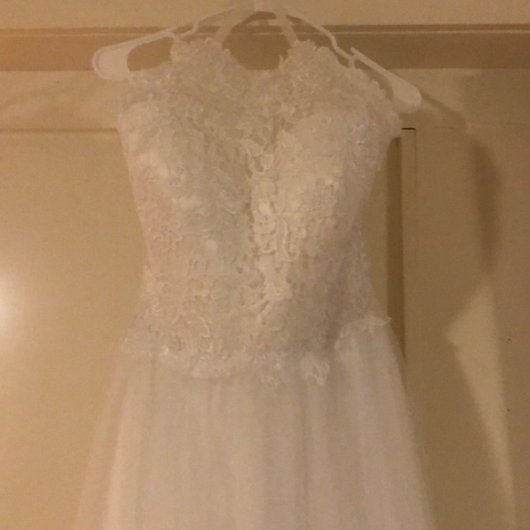 White lace and tulle wedding dress, small train - Picture 4 of 5